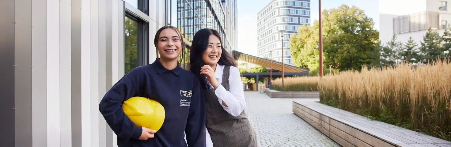 Zwei junge weibliche Mitarbeitende der GASAG-Gruppe auf dem EUREF-Campus.